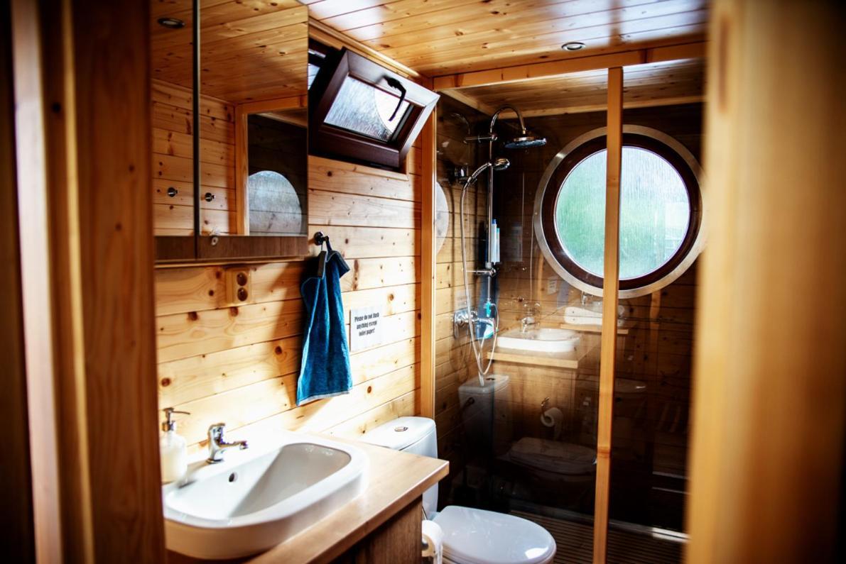 Houseboat Bonanza Prague Hotel ภายนอก รูปภาพ